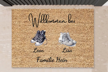 Willkommen Bei - Personalisierte Familien Fußmatte mit Sneaker/Chucks mit 2-4 Personen